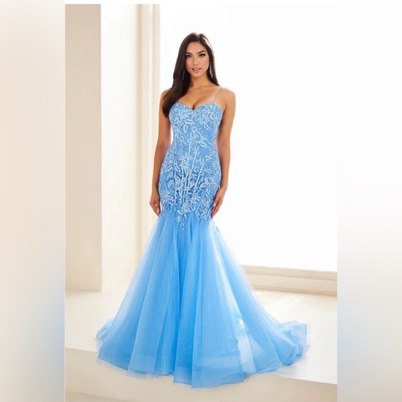 ellie wilde Dresses & Skirts - ELLIE WILDE EW36062 size 8 in Bluebell
Regular price$589.00 USD